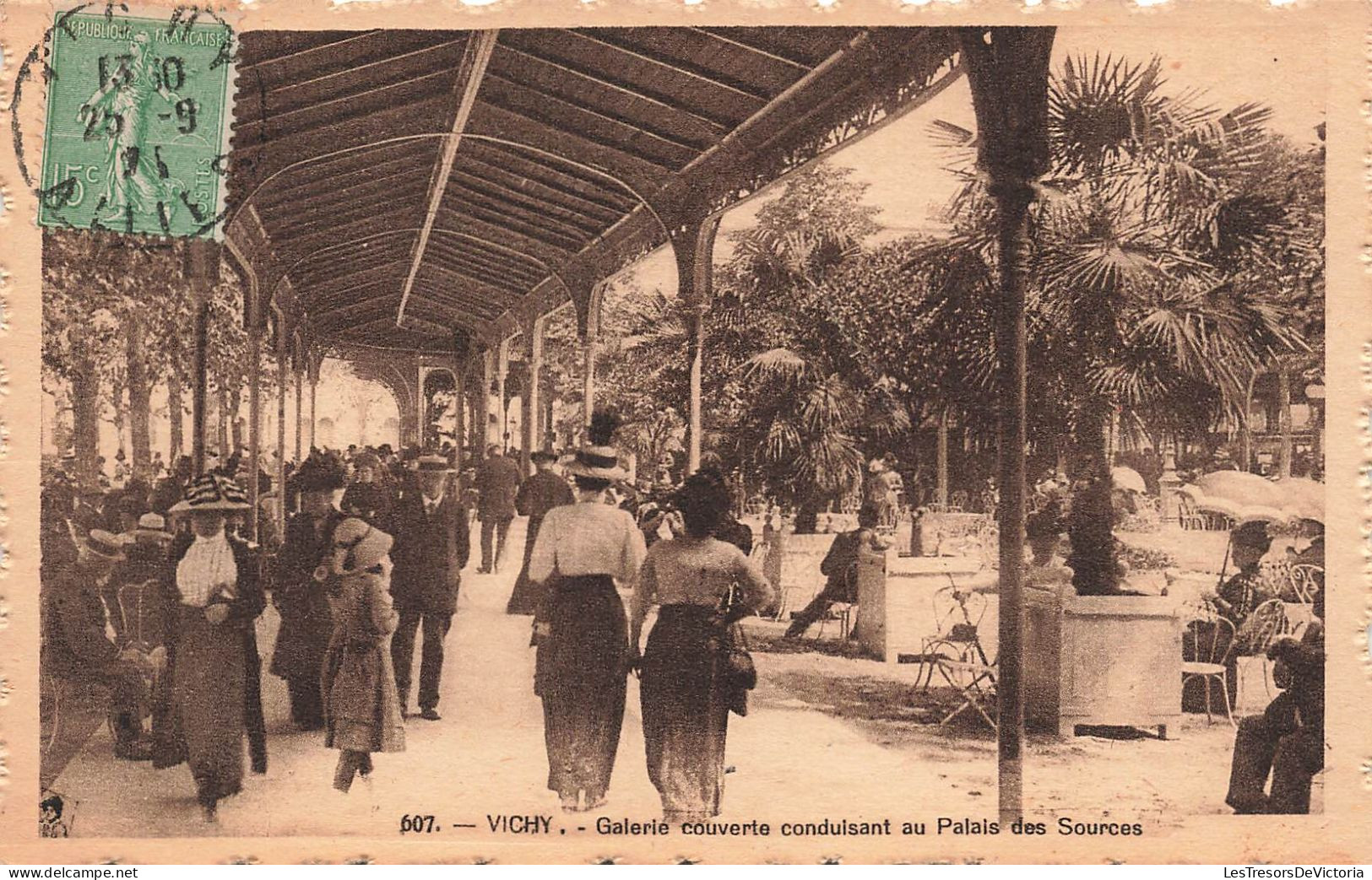 FRANCE - Vichy - Galerie Couverte Conduisant Au Palais Des Sources - Animé - Carte Postale Ancienne - Vichy