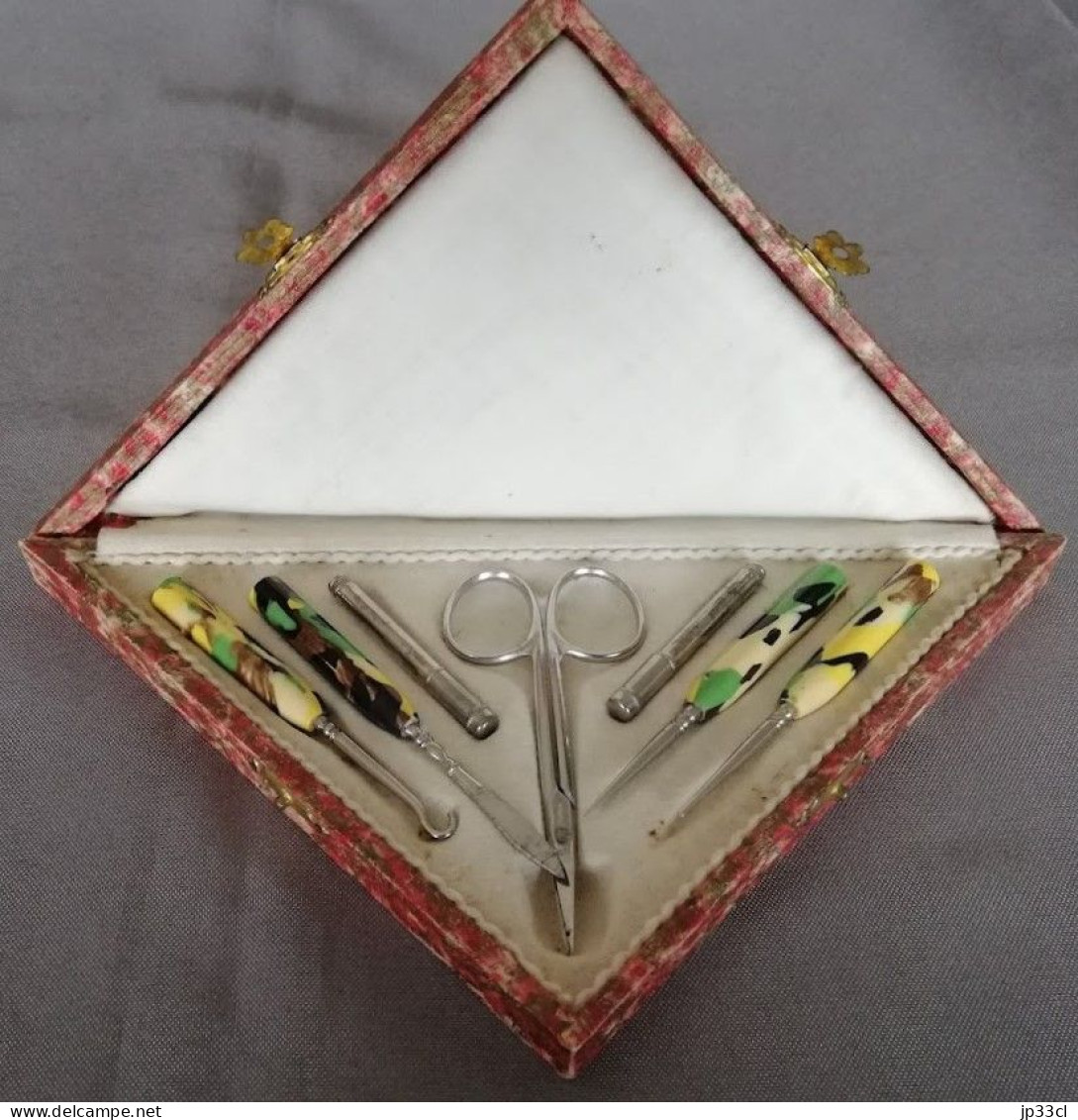Coffret Triangulaire Avec Nécessaire De Manucure (vers 1930) - Toebehoren