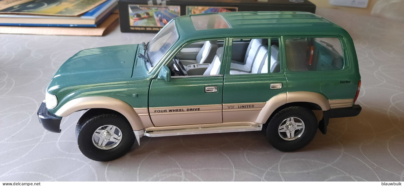 Road Tough 1992 Toyota Land Cruiser Green  1:18 - Yat Ming