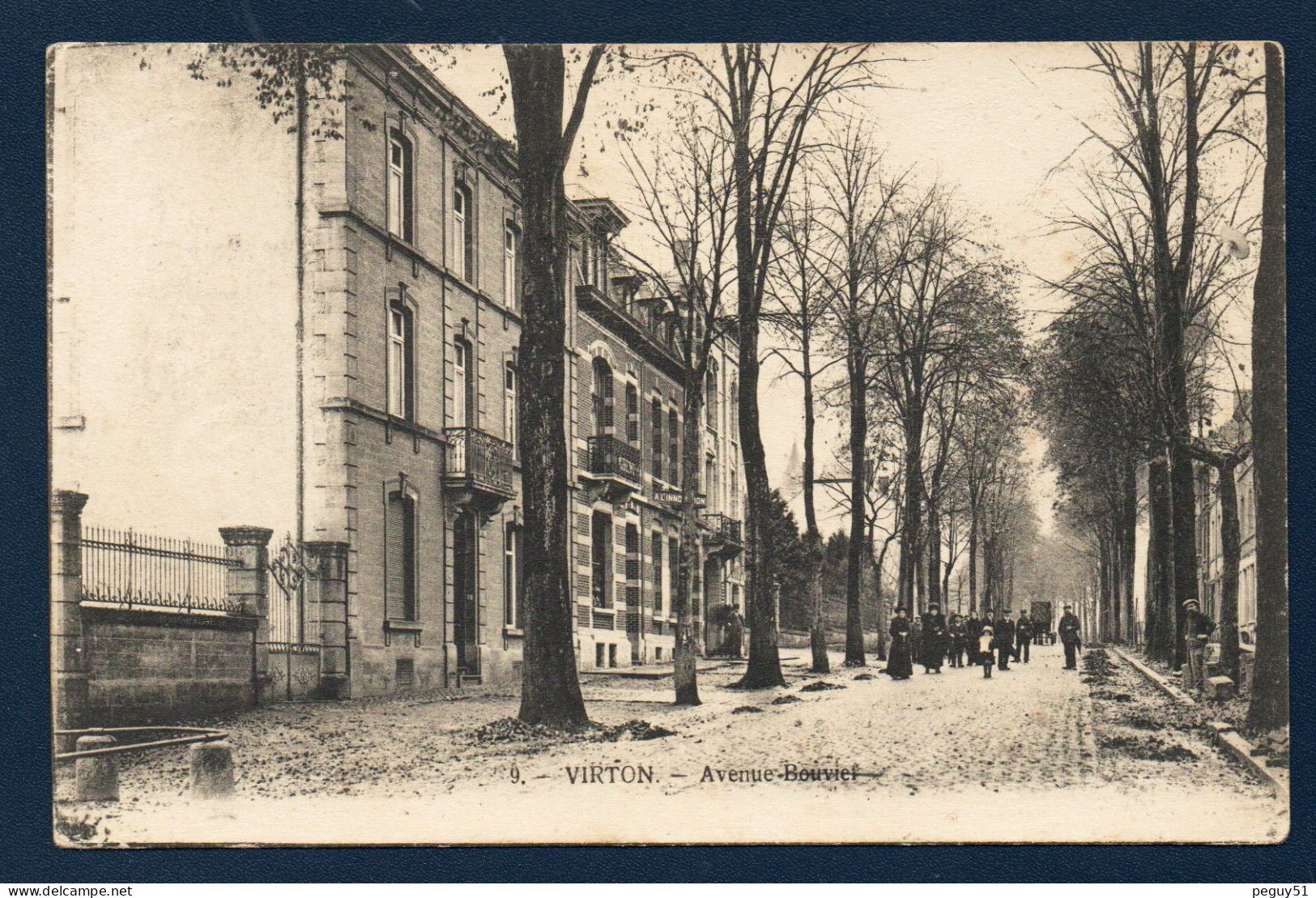 Virton.  Avenue Bouvier. Groupe De Passants Et Chariot. 1922 - Virton