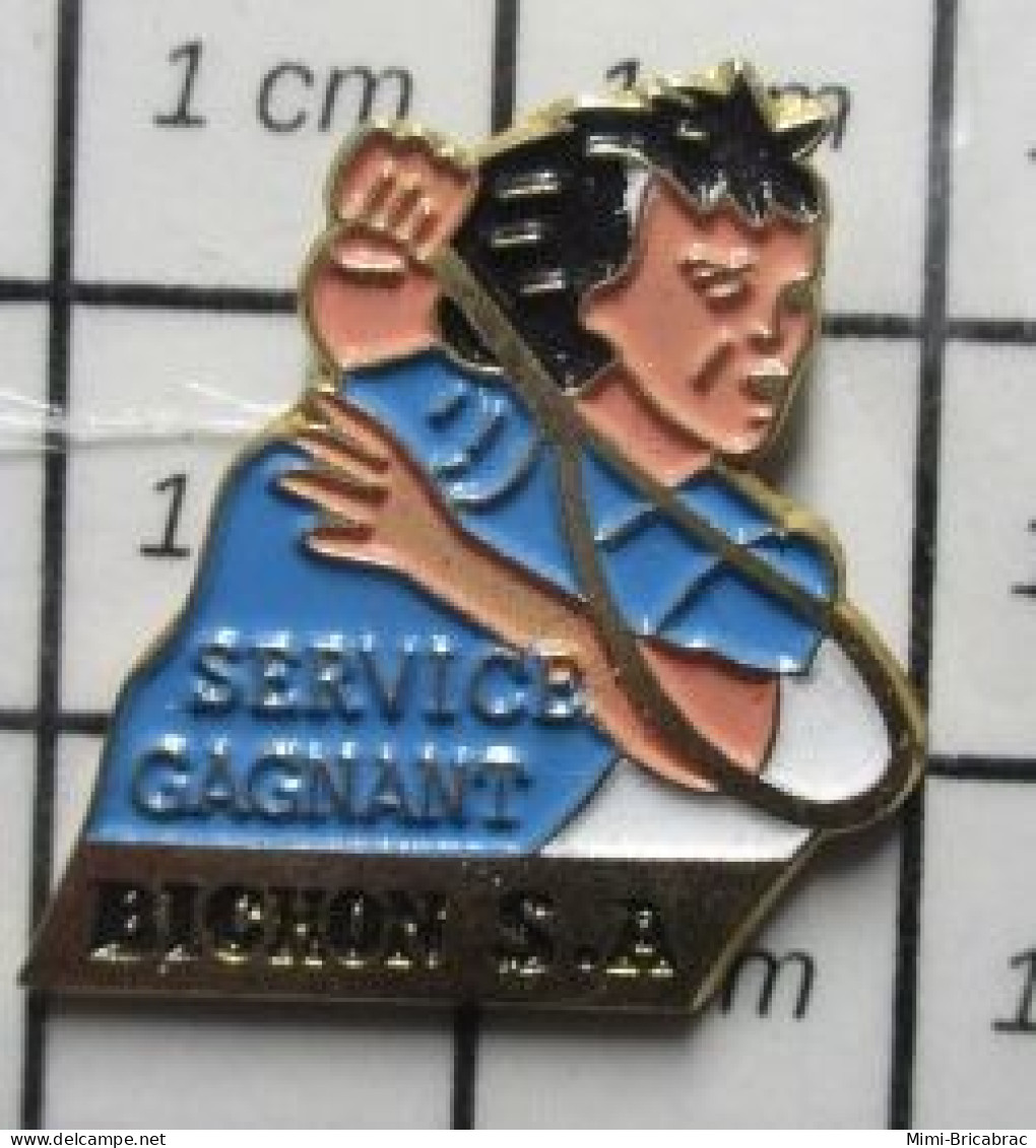 1616B Pin's Pins / Rare Et De Belle Qualité / SPORTS / BICHON S.A. SERVICE GAGNANT Avec Une Raquette Non Cordée ? - Tennis