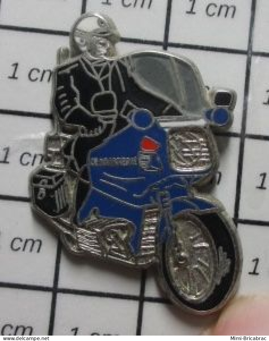 1616B Pin's Pins / Beau Et Rare / MOTOS / MOTARD GENDARMERIE MOTO BMW Par BALLARD - Motos