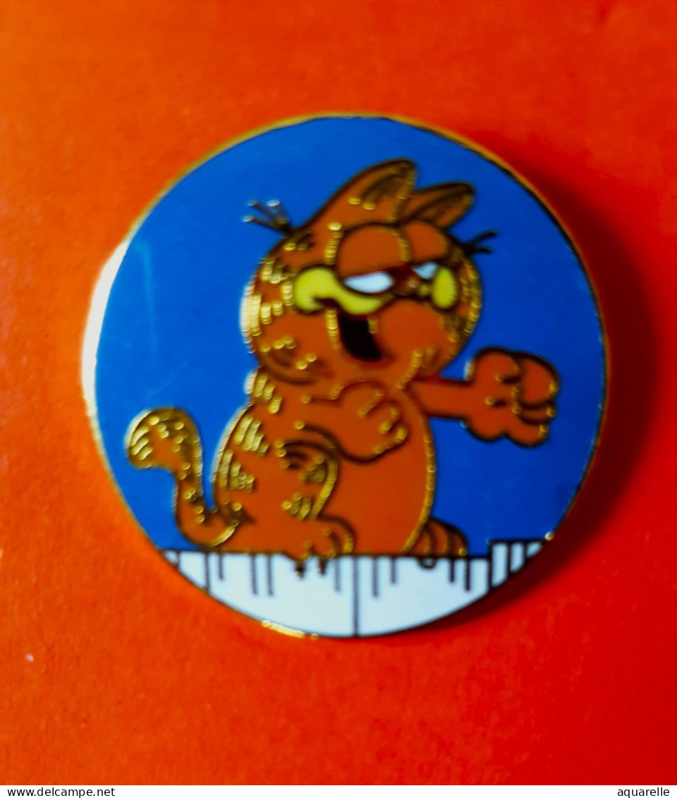 SUPER PIN'S BD, CHAT GARFIELD Sur Notes De PIANO émaillé Grand Feu Base Or - BD