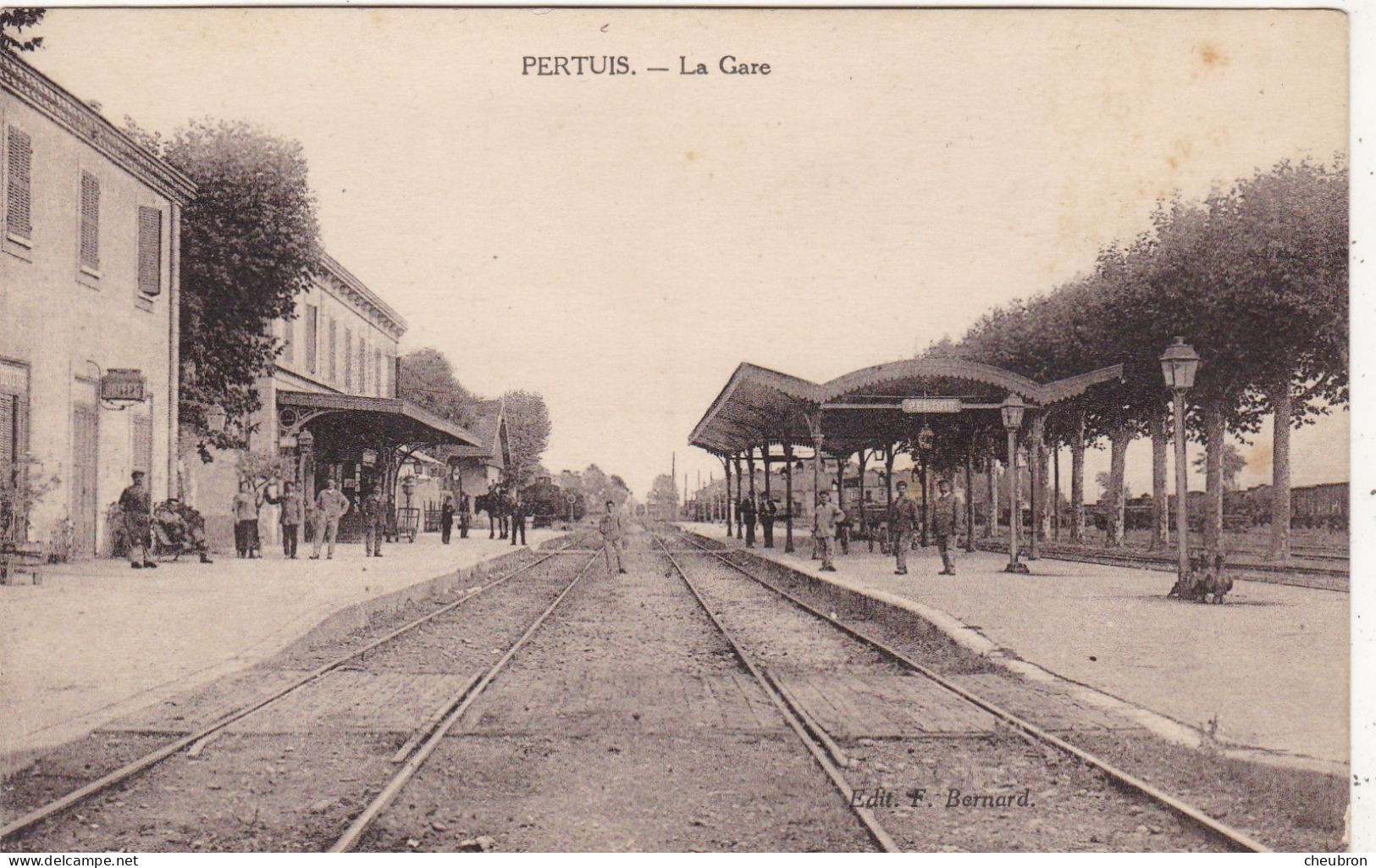 84. PERTUIS. CPA.  LA GARE. ANIMATION SUR LES QUAIS - Pertuis