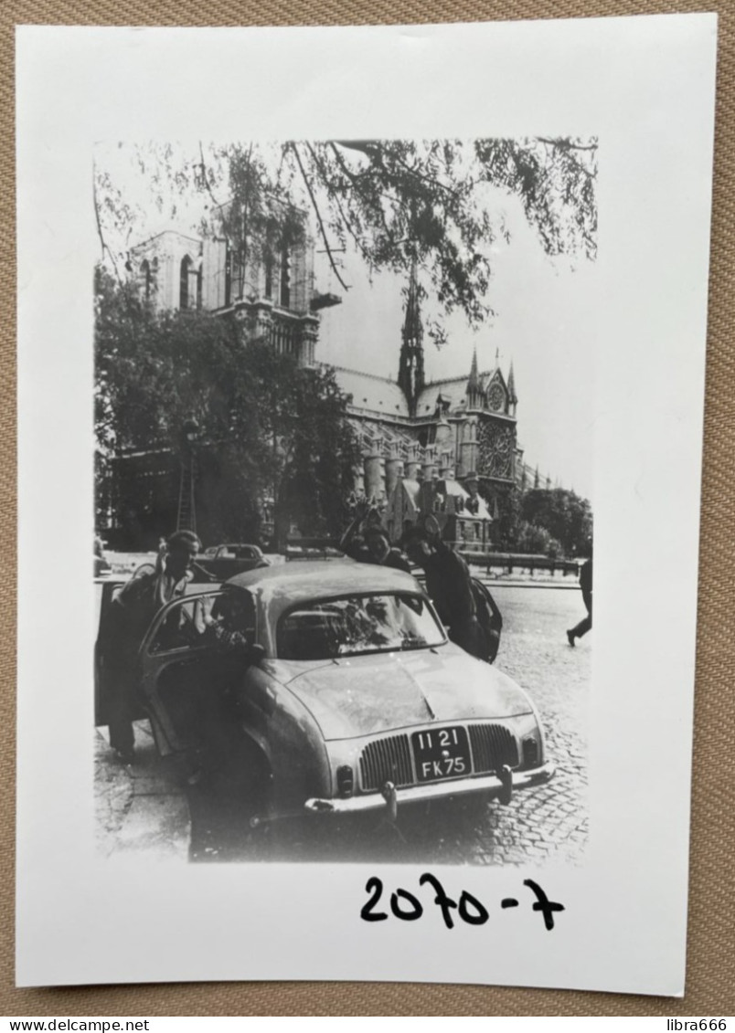 RENAULT Dauphine (PARIS, Notre-Dame) - 15 X 10 Cm. (REPRO PHOTO ! Zie Beschrijving, Voir Description, See Description) ! - Auto's