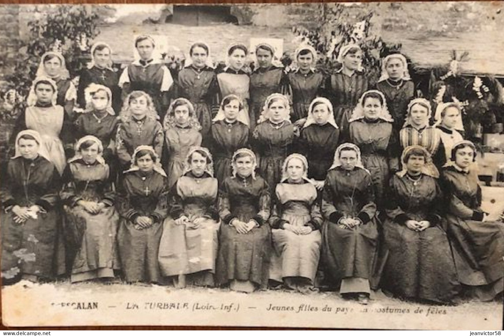 La Turbale Jeunes Filles Du Pays  Costumes De Fêtes - La Turballe