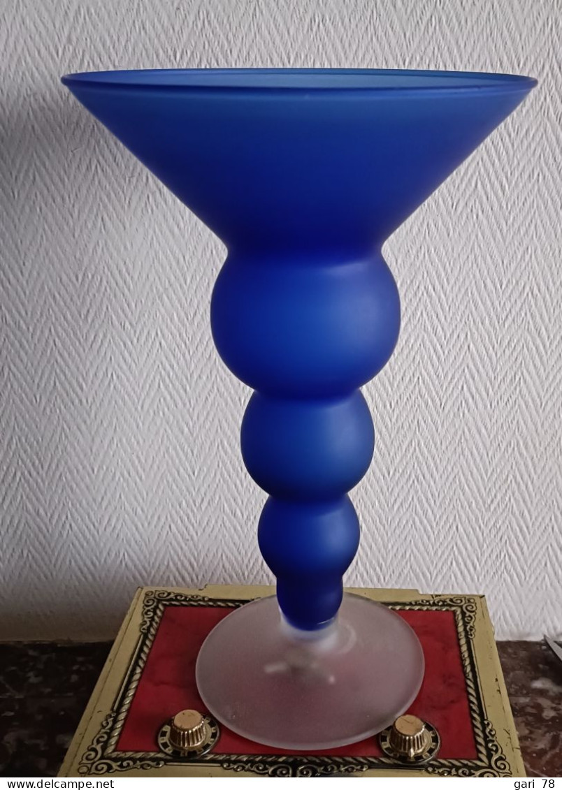 VASE En Opaline Bleue Et Socle Blanc Hauteur 25.5 Cm - Autres & Non Classés