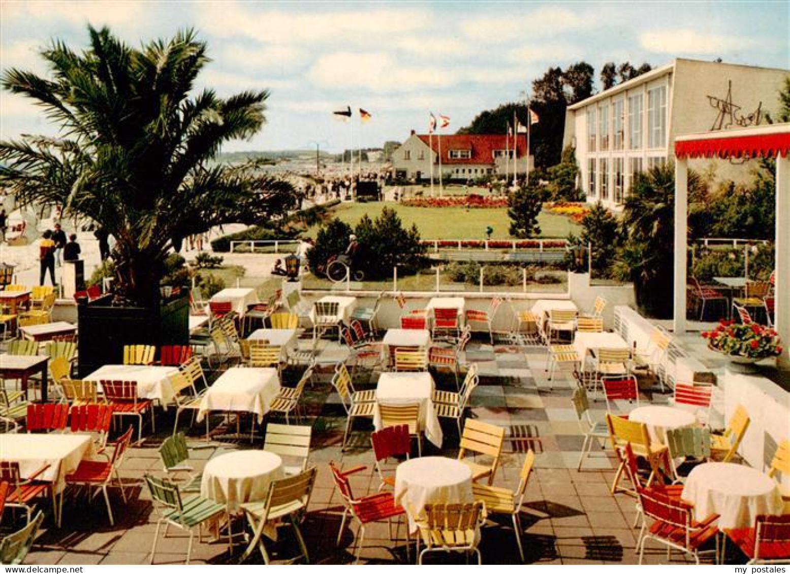 73924441 Groemitz_Ostseebad Strandhallen Terrasse Mit Blick Zum Kurmittelhaus  - Groemitz