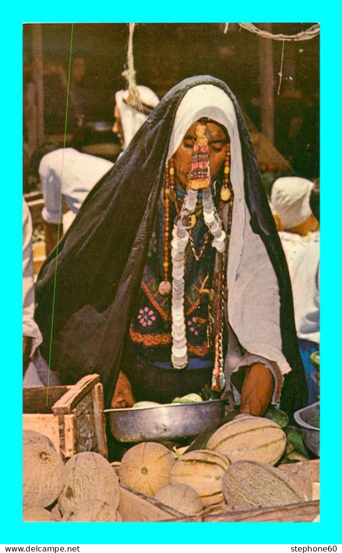 A908 / 501  A Beduin Woman ( Femme - Folklore ) - Marchands