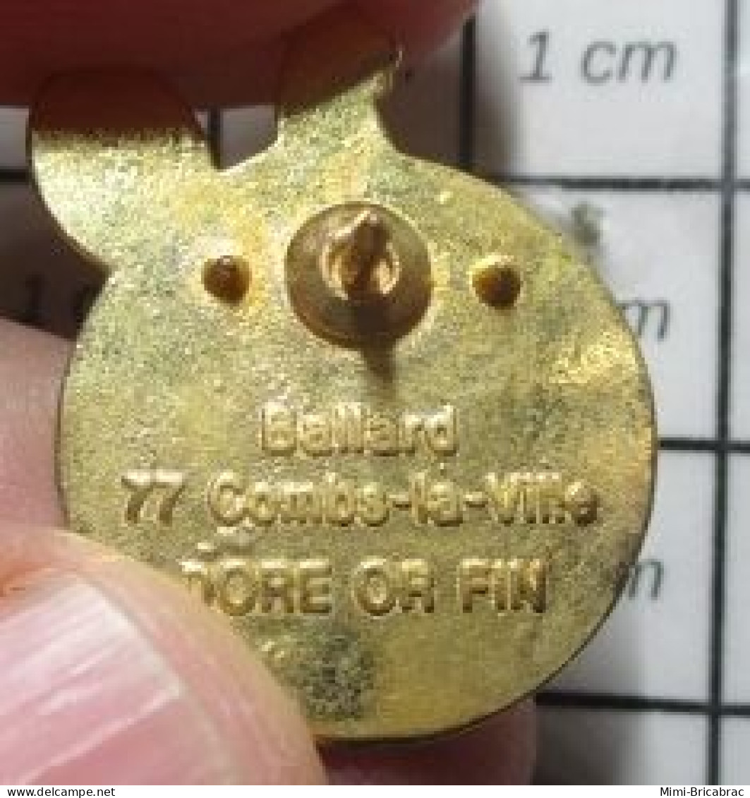 1616B  Pin's Pins / Beau Et Rare / SPORTS / TENNIS FFT BALLE JAUNE COQ Par BALLARD Doré à L'or Fin - Tenis