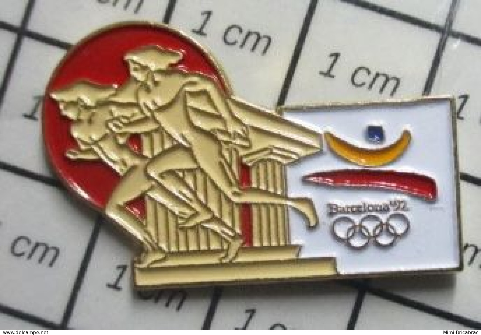 1616B Pin's Pins / Beau Et Rare / JEUX OLYMPIQUES / BARCELONA 1992 ATHLETES NUS COURANT S'HABILLER - Olympic Games