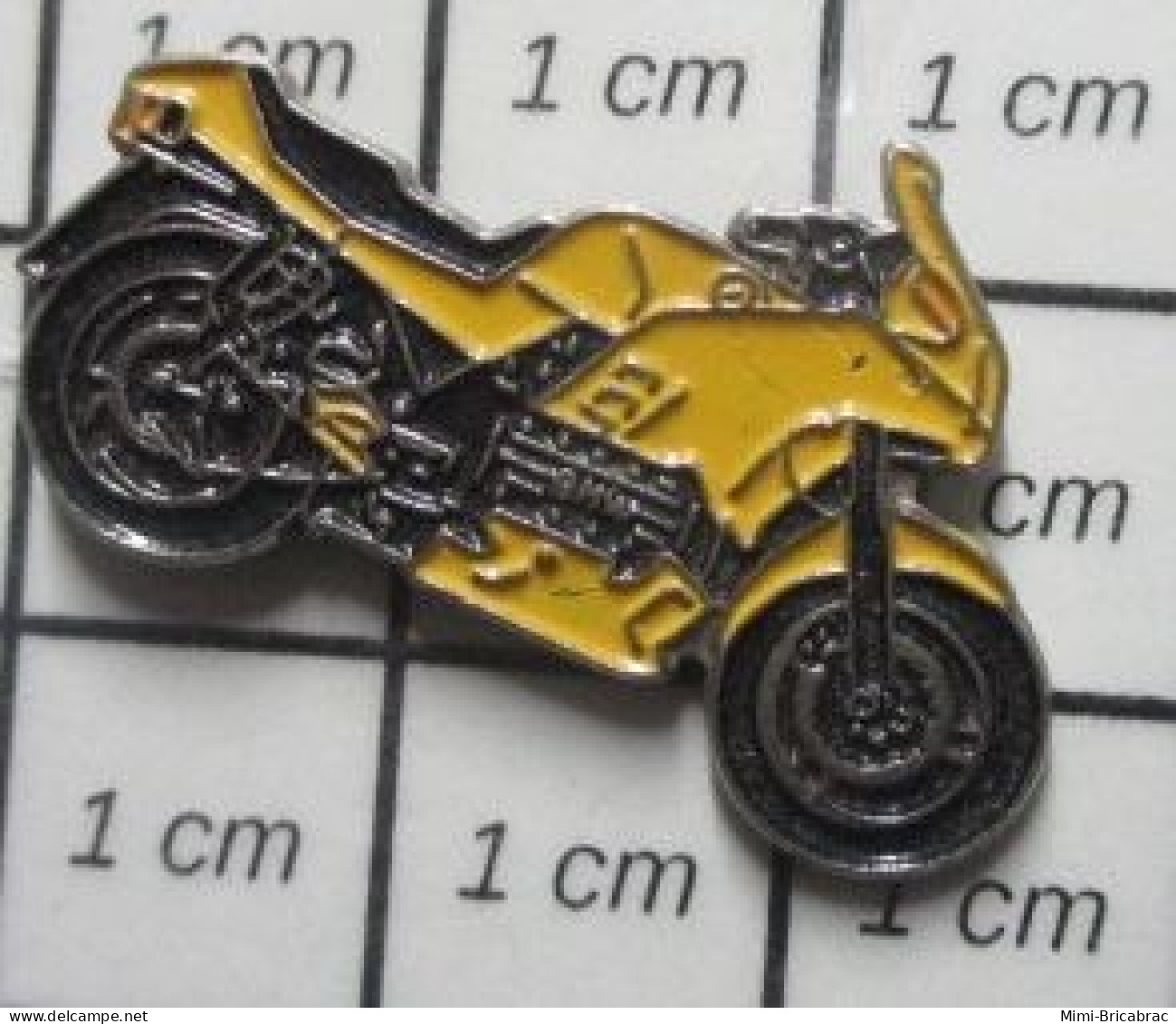 1616B  Pin's Pins / Beau Et Rare / MOTOS / GROSSE MOTO JAUNE ET NOIRE FAISANT DE LA ROUE AVANT - Motorräder