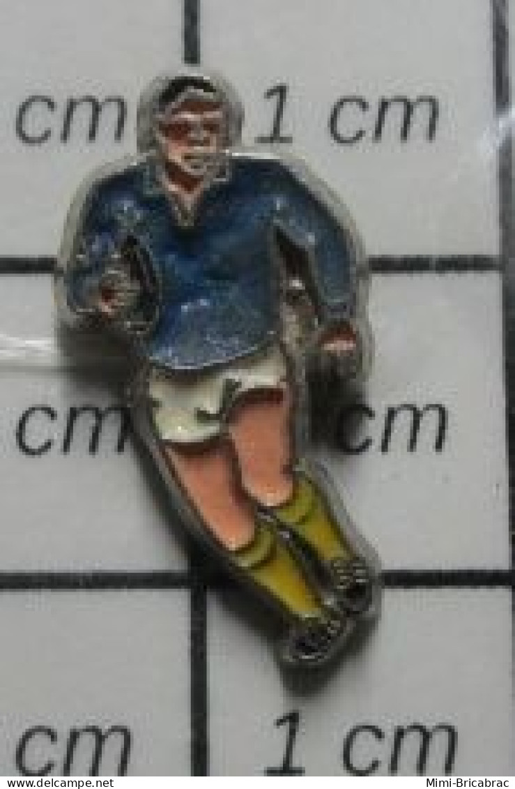 718A  Pin's Pins / Beau Et Rare / SPORTS / RUGBY RUGBYMAN EN MAILLOT BLEU EN TRAIN DE COURIR - Rugby