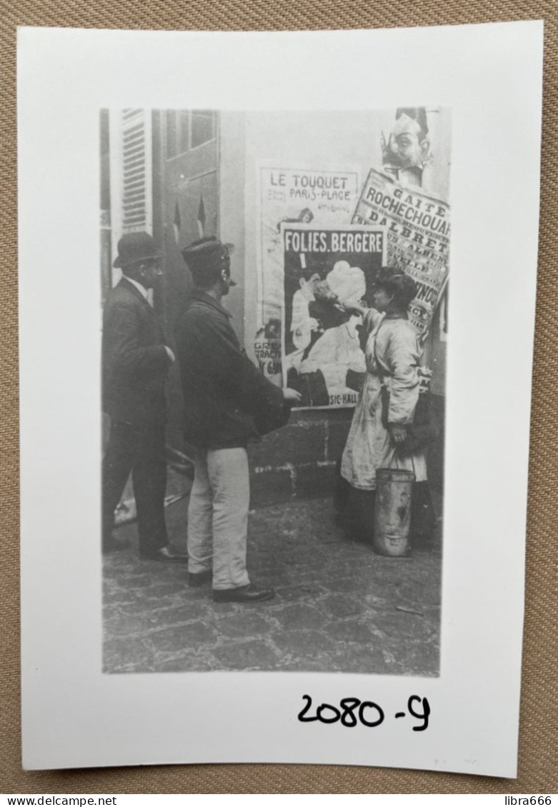 PARIS - Femme, Colleuse D'affiches  - 15 X 10 Cm. (REPRO PHOTO ! Zie Beschrijving, Voir Description, See Description) ! - Professions