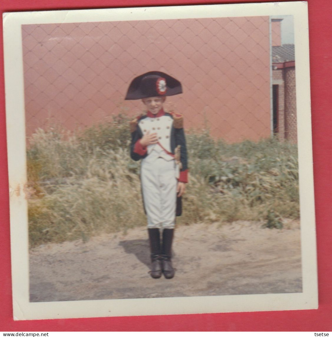 Photo Jumet - Marche De La Madeleine ... Enfant Habillé En Soldat - 1964  / 9 Cm Sur 9 Cm ( Voir Verso ) - Charleroi