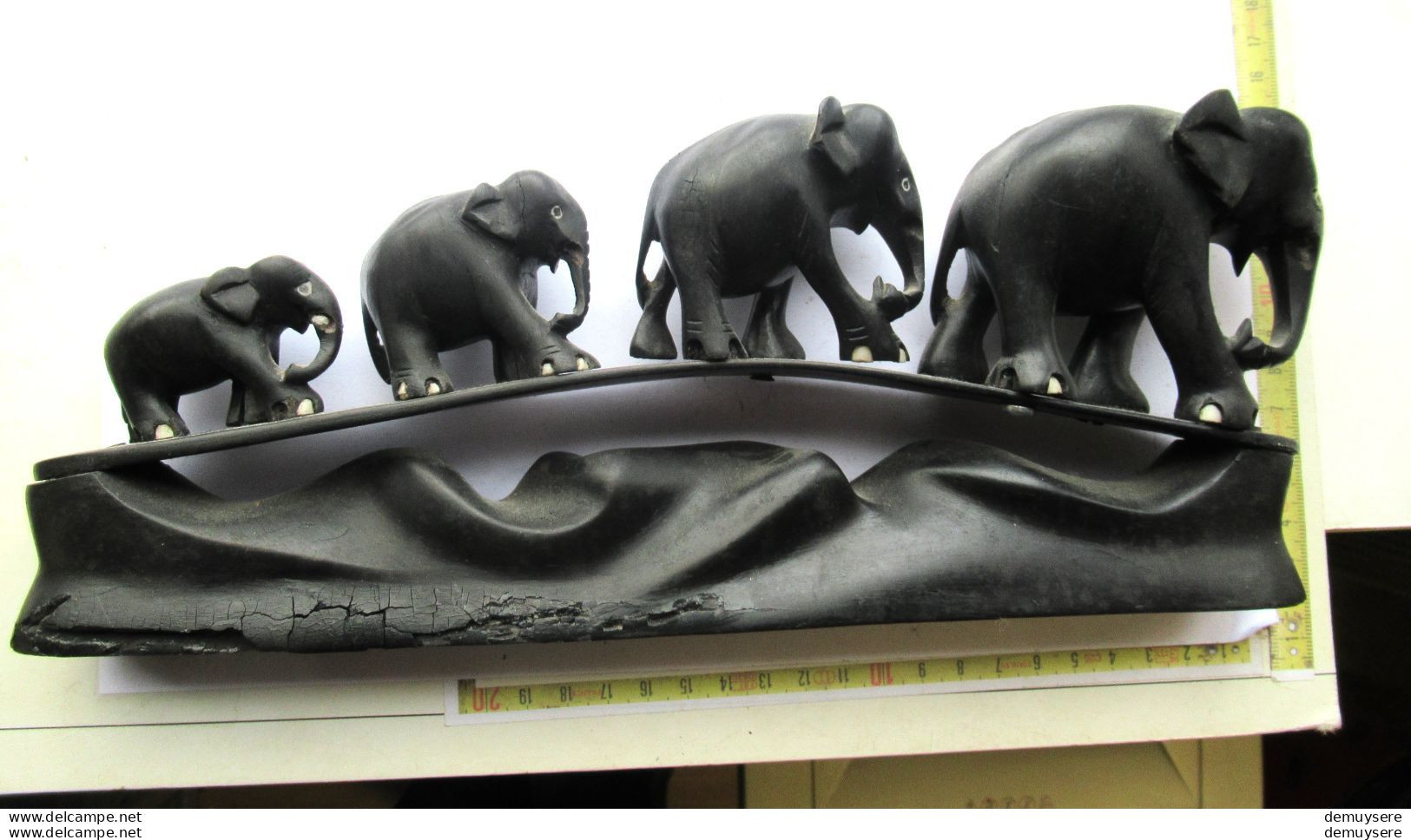 LADE 802 - HOUTEN OLIFANTEN - ÉLÉPHANTS EN BOIS - 30 X 12 CM - 675 GRAM - Wood