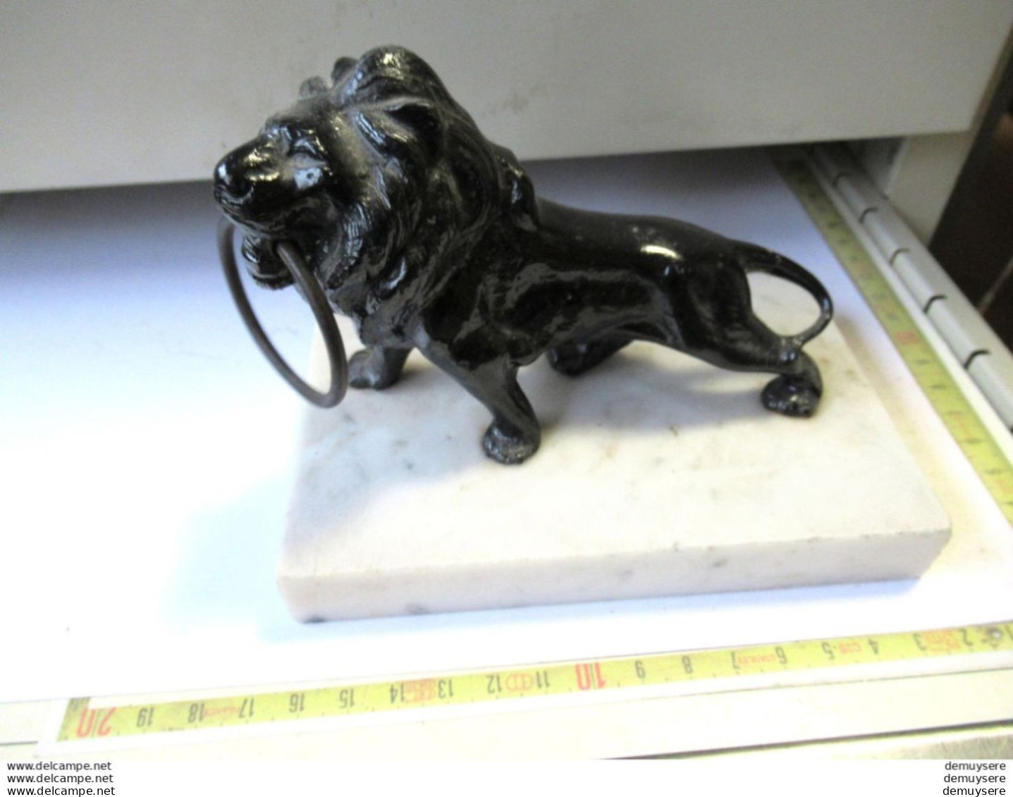 LADE 704 - 30-10 - METALEN LEEUW OP MARMER - LION EN MÉTAL SUR MARBRE - 1440 GRAM - 14 X 9 - Métal