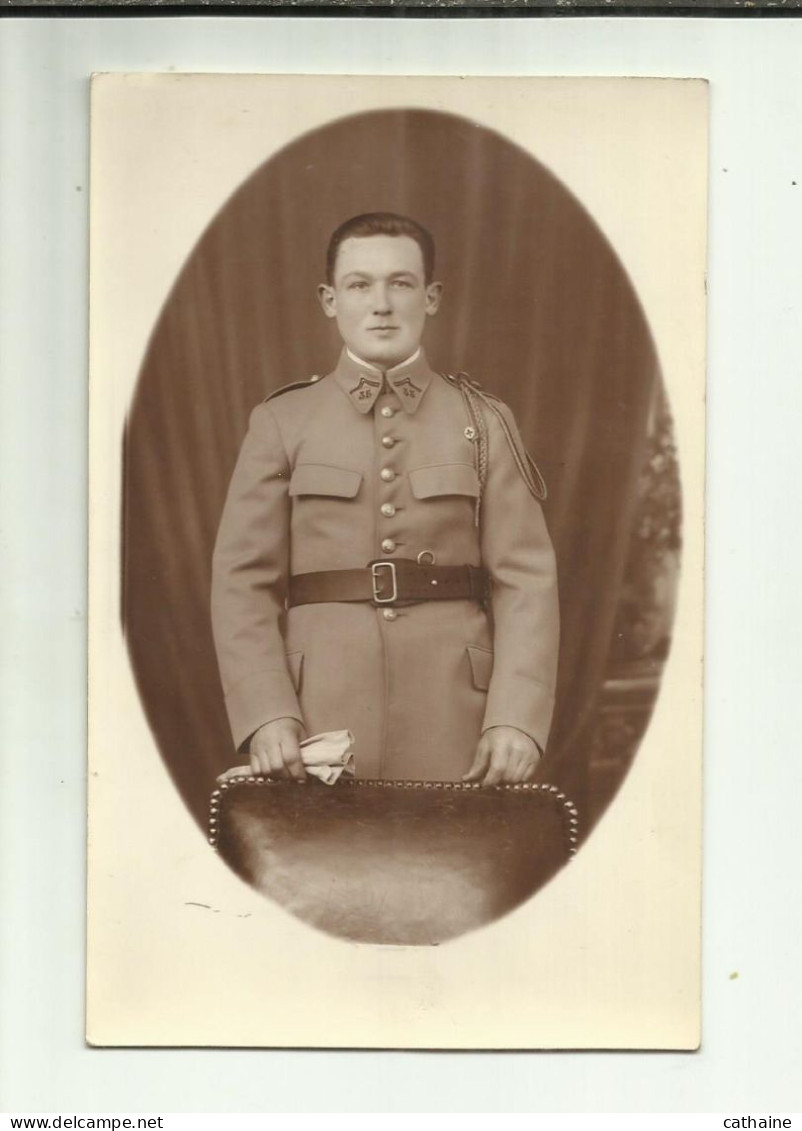 MILITARIA . PHOTO EN MEDAILLON . DU SOLDAT DU 35° RI .PORTANT LA  FOURAGERE ET EPINGLE EN TREFLE - Uniformen