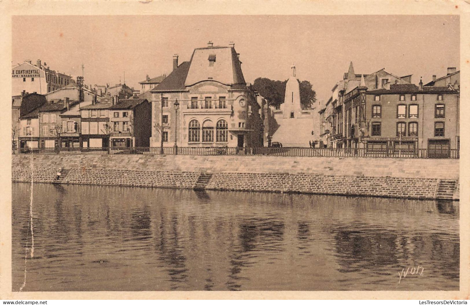 FRANCE - Verdun - Vue Sur La Meuse L'hôtel Des Postes Et Le Monument De La Victoire  - Carte Postale Ancienne - Verdun