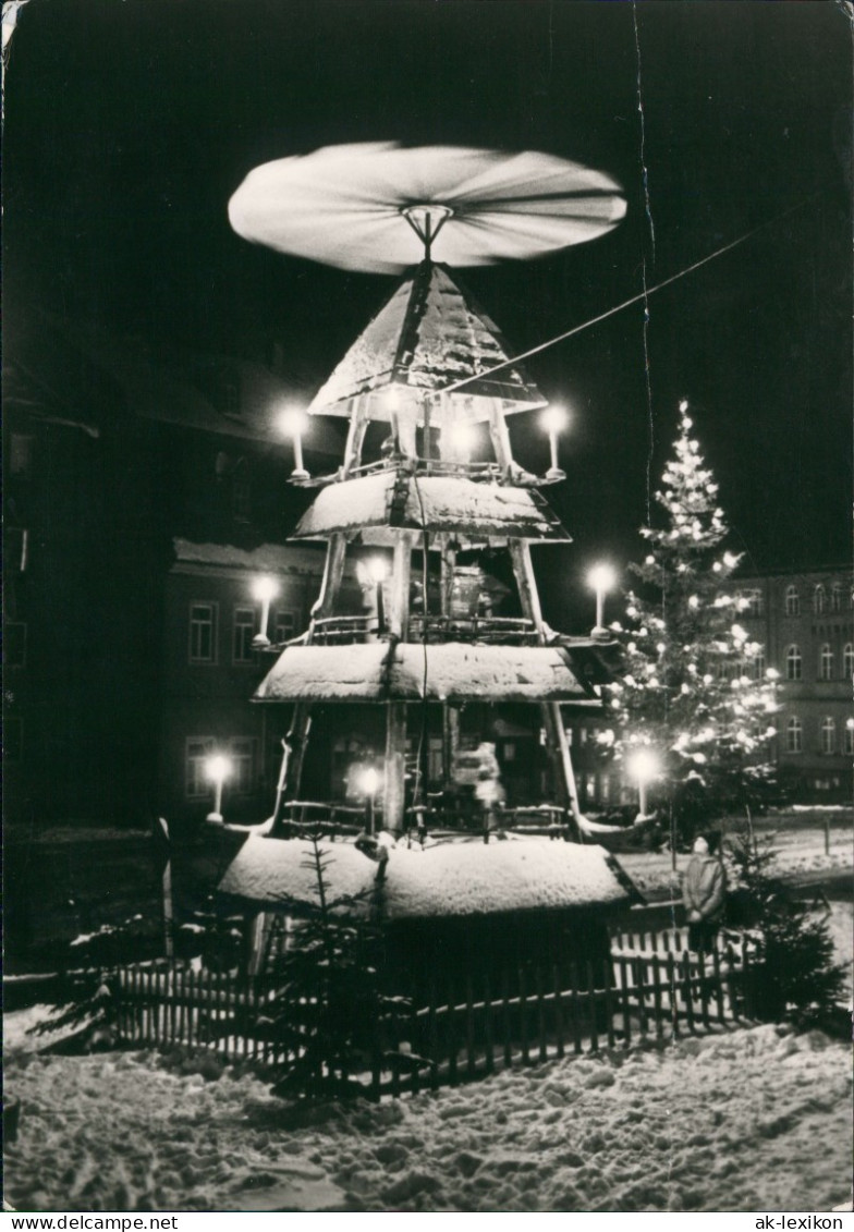 Zwönitz (Erzgebirge) Markt Zur Weihnachtszeit, Paramide Bei Nacht 1983 - Zwoenitz