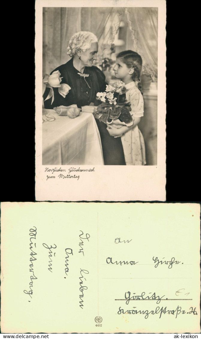 Glückwunsch - Muttertag Mädchen überreicht Ihrer Oma Blumen 1940 - Fête Des Mères