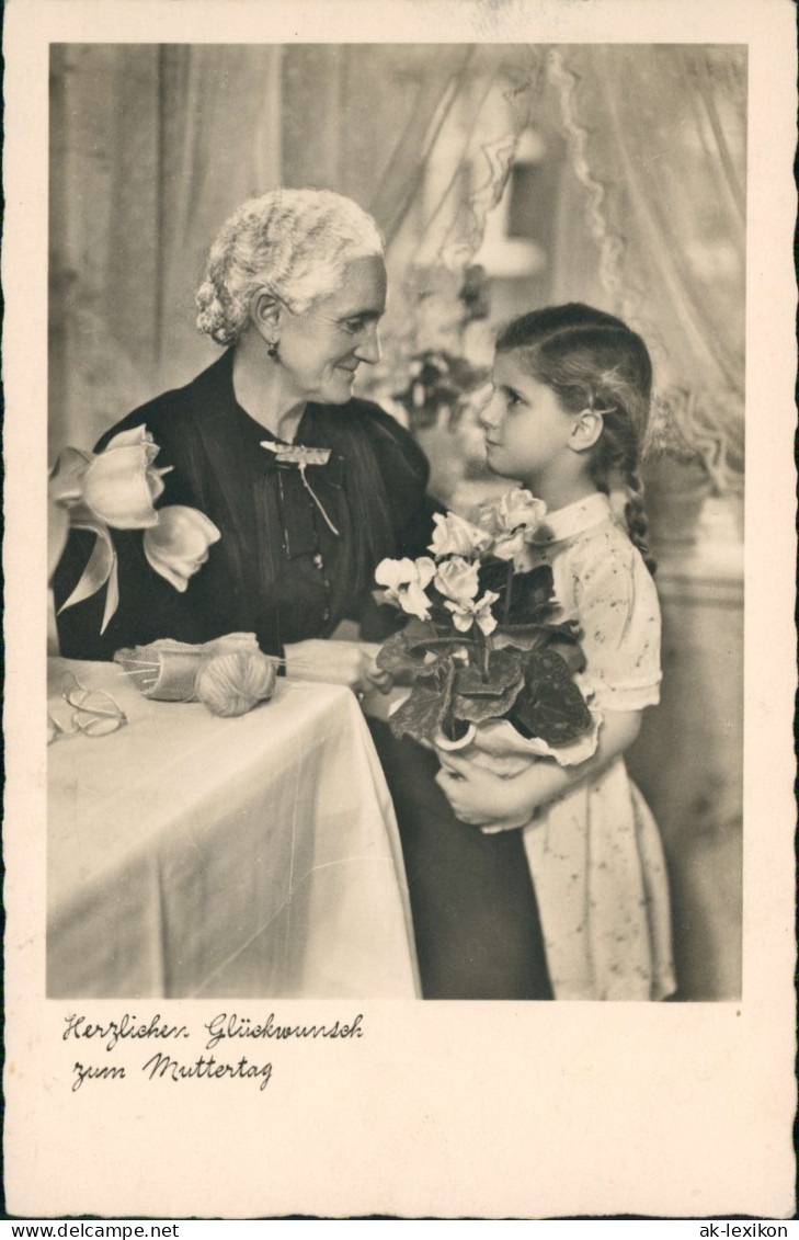 Glückwunsch - Muttertag Mädchen überreicht Ihrer Oma Blumen 1940 - Fête Des Mères
