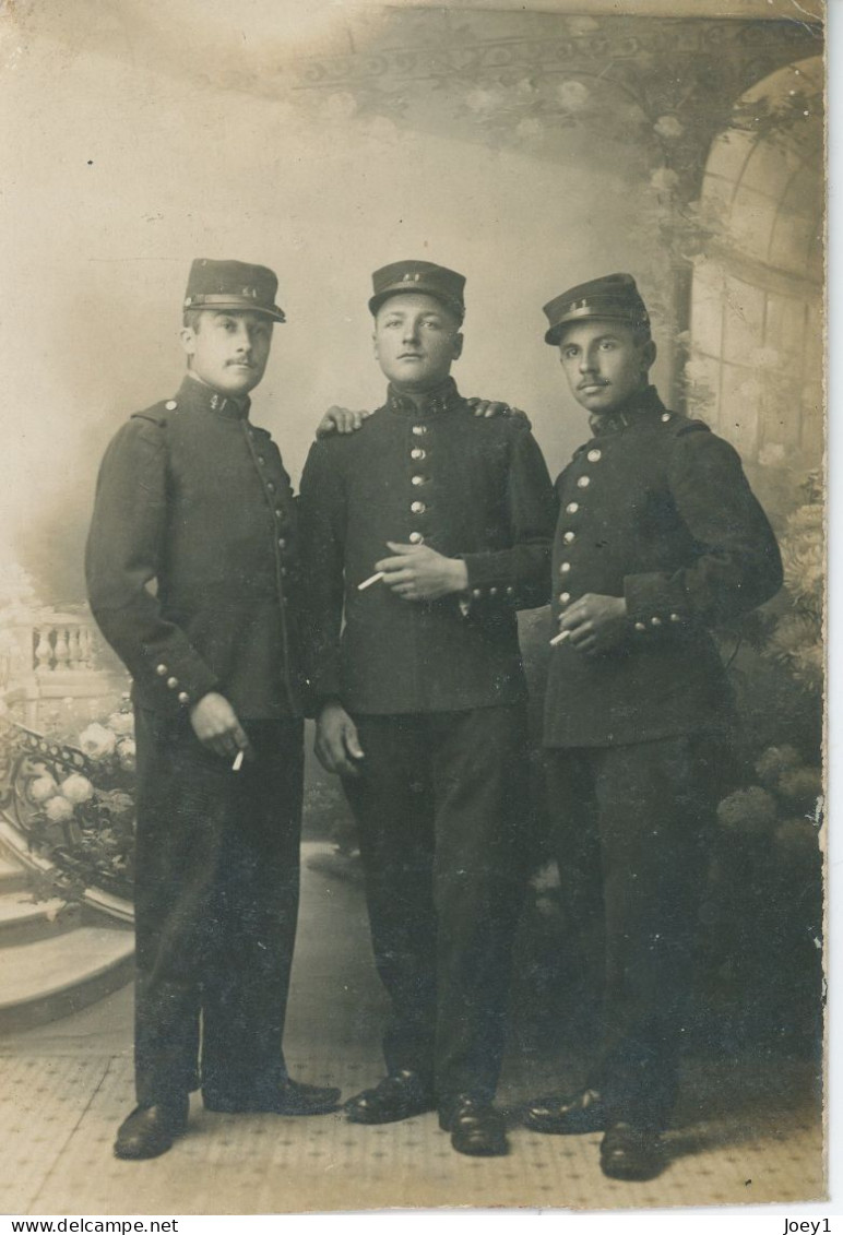 Carte Photo 3 Soldats Avec Cigarette, Identifiés Au Dos - Geïdentificeerde Personen