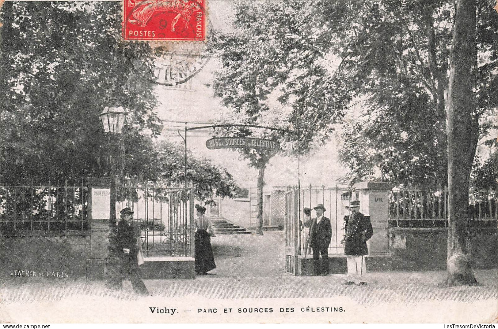 FRANCE - Vichy - Vue à L'entrée Du Parc Et Sources Des Célestins - Des Gens à L'entrée Du Parc - Carte Postale Ancienne - Vichy