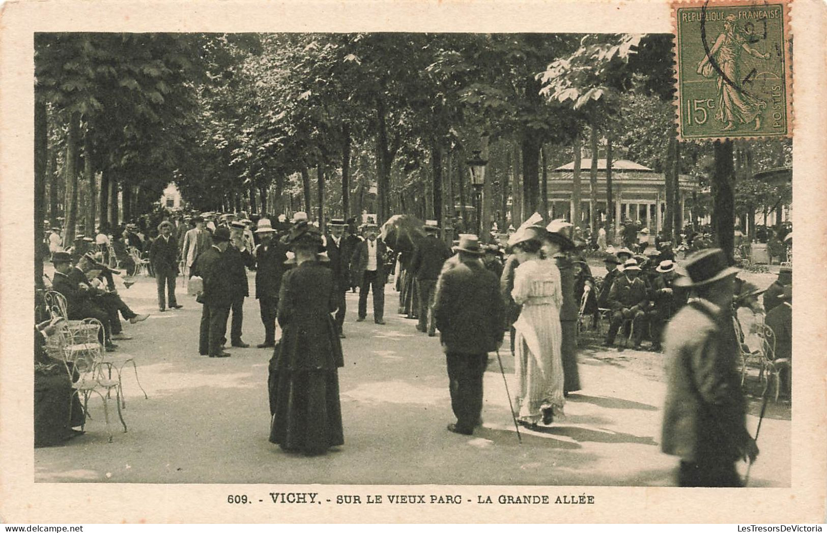 FRANCE - Vichy - Sur Le Vieux Parc - La Grand Allée - Animé - Vue D'ensemble - Carte Postale Ancienne - Vichy