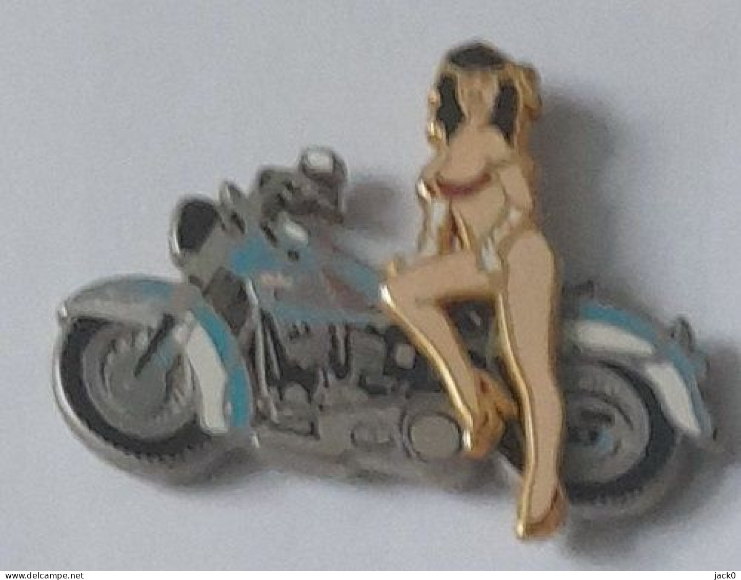 Pin's  Double  Moule, PIN-UP  Devant  Une  MOTO  Bleu  Verso  110 / 250 EX  EDITE  PAR  J C  DERIDE - Pin-Ups