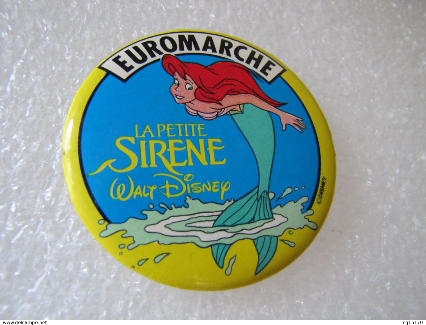 NO PIN'S  BADGE LA PETITE SIRENE  DISNEY  EUROMARCHÉ  Ø 56 Mm - Disney