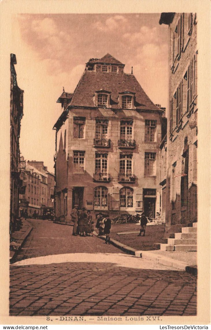 FRANCE - Dinan - Vue Sur La Maison Louis XVI - Vue Sur Une Rue - Des Gens Dans La Rue - Carte Postale Ancienne - Dinan