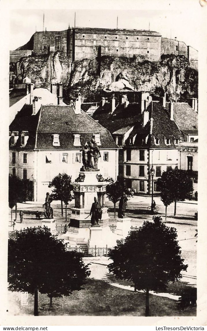 FRANCE - Belfort - Vue Sur Le Monument Des Trois Sièges Et Le Château  - Carte Postale Ancienne - Belfort - Stadt