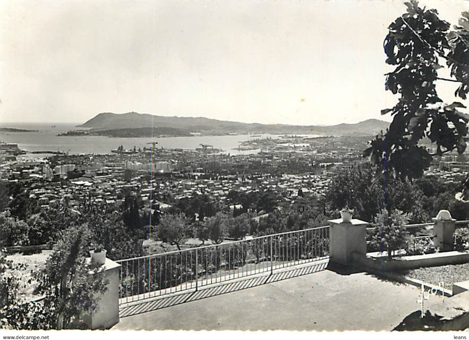 TOULON - LOT DE 146 CARTES POSTALES SEMI-MODERNES