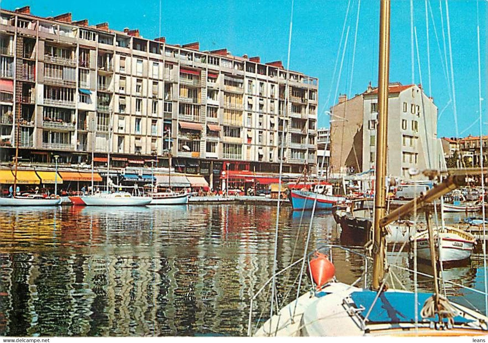 TOULON - LOT DE 146 CARTES POSTALES SEMI-MODERNES