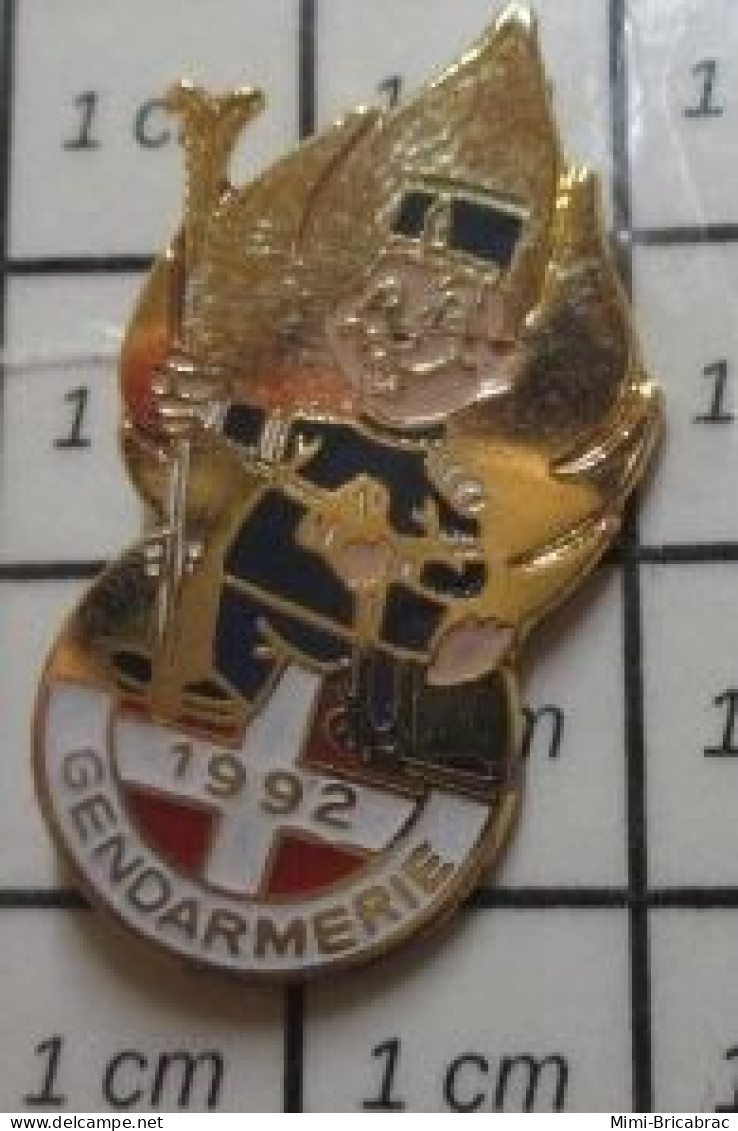 1616c Pin's Pins / Beau Et Rare / JEUX OLYMPIQUES / ALBERTVILLE 1992 GENDARME MARMOTTE  FLAMME OR OFFICIER - Juegos Olímpicos