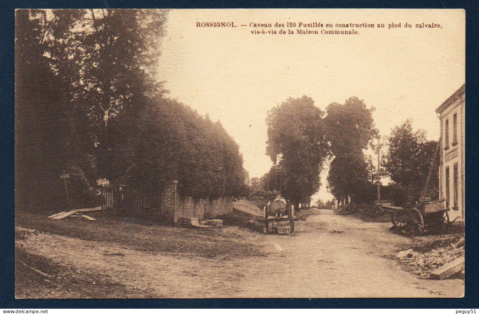 Rossignol (Tintigny). Caveau Des 120 Fusillés En Construction Au Pied Du Calvaire En Face De La Maison Communale. - Tintigny