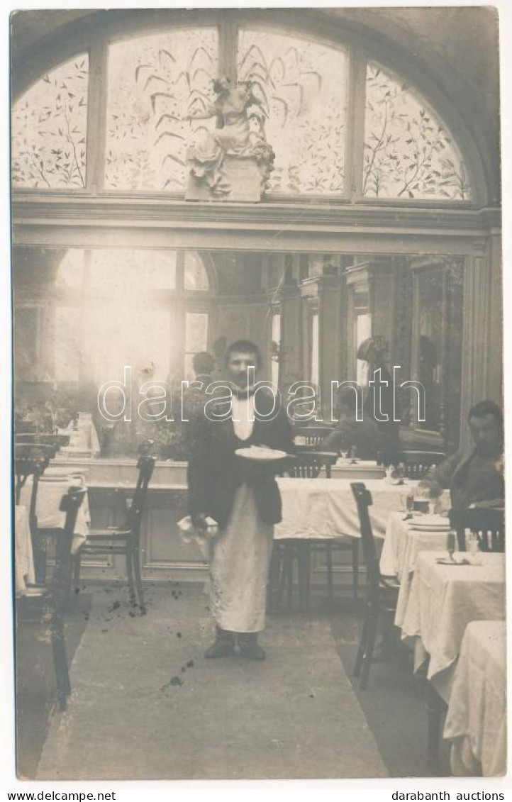 T2/T3 1911 Kolozsvár, Cluj; étterem Belső Pincérrel / Restaurant Interior With Waiter. Photo (EK) - Unclassified
