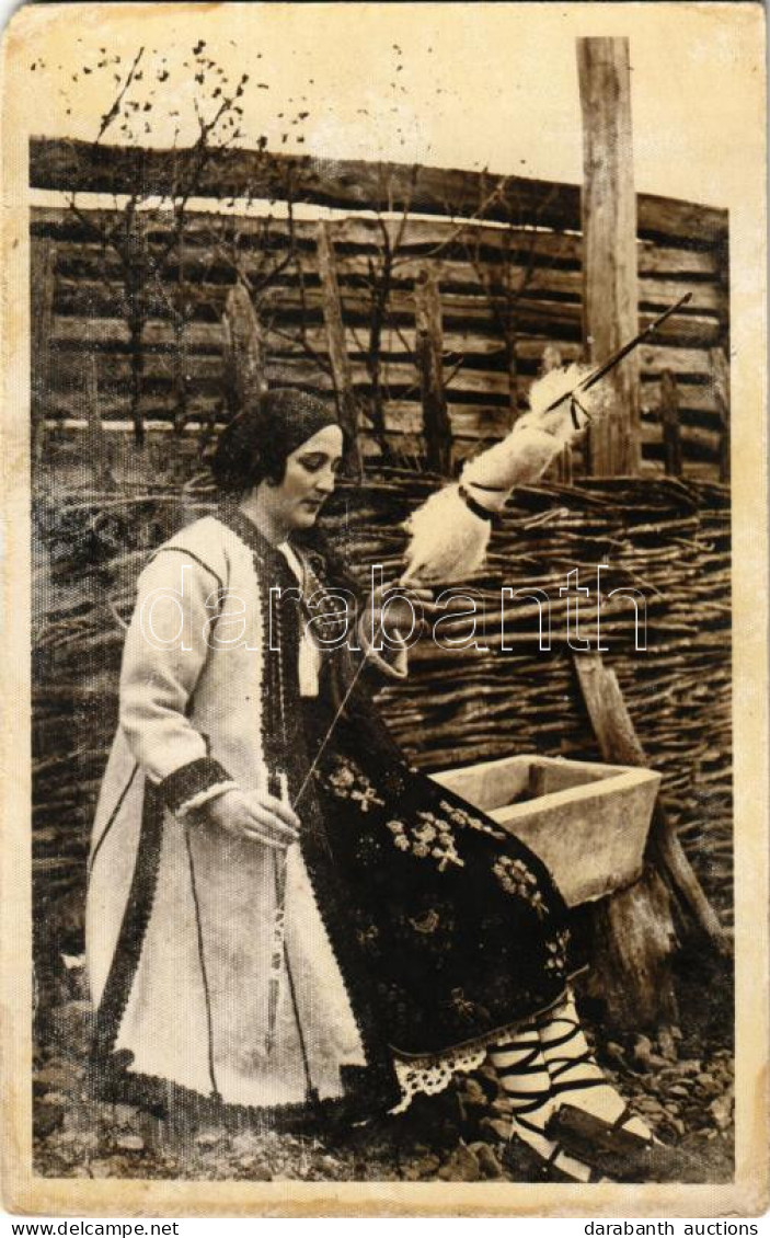 ** T3 1938 Pietris, Romanian Folklore, Spinning Woman. Photo (surface Damage) - Non Classés