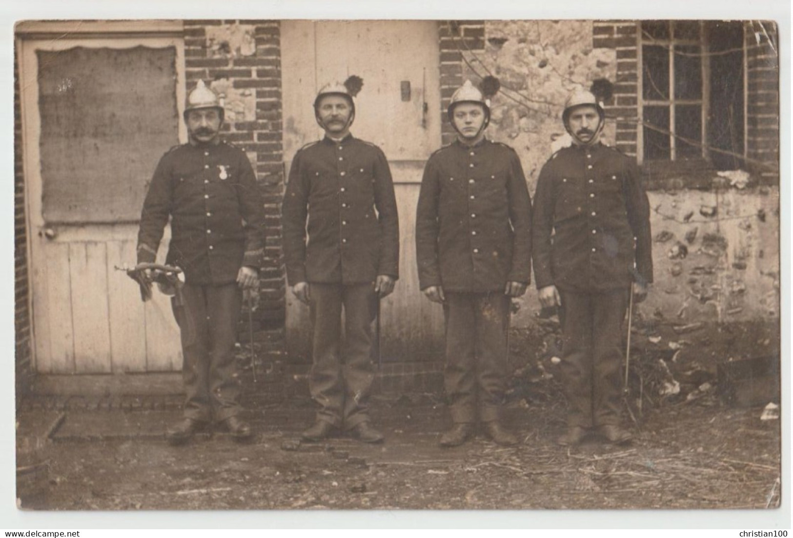 CARTE PHOTO - SUPERBE GROS PLAN  DE 4 SAPEURS POMPIERS - CASQUES - TROMPETTES - TRES BEAU CLICHE - ECRITE EN 1912 - - Firemen