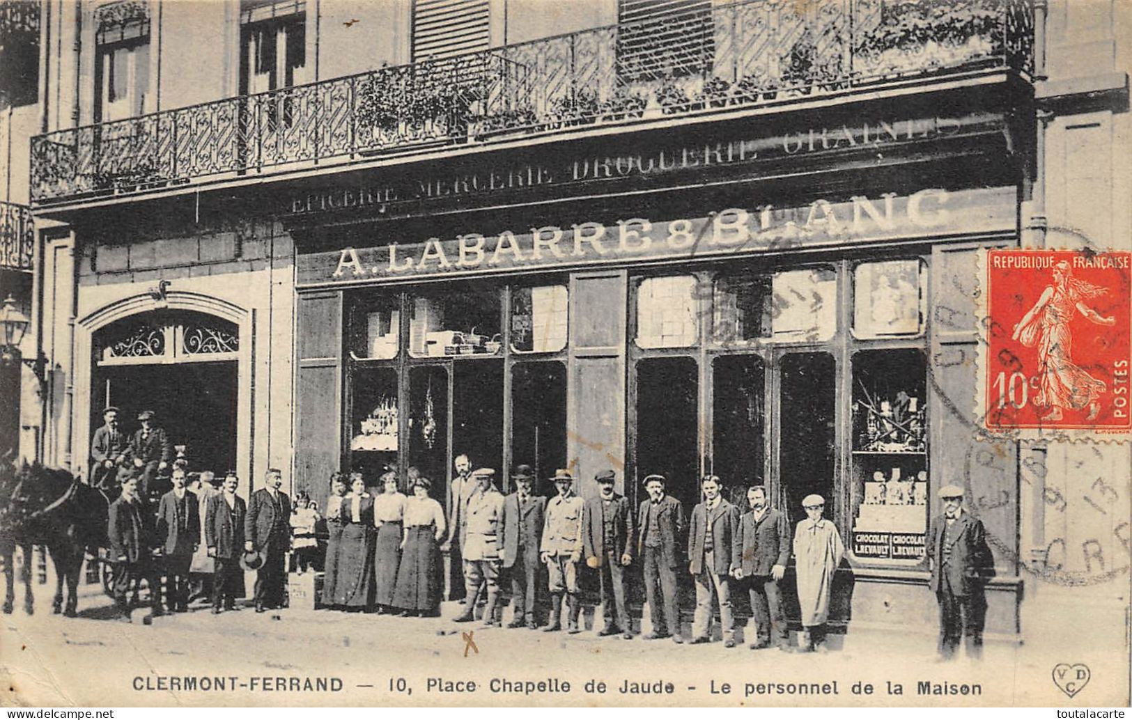 CPA 63 CLERMONT FERRAND 10 PLACE CHAPELLE DE JAUDE LE PERSONNEL DE LA MAISON A.LABARRE & BLANC EPICERIE MERCERIE....... - Clermont Ferrand