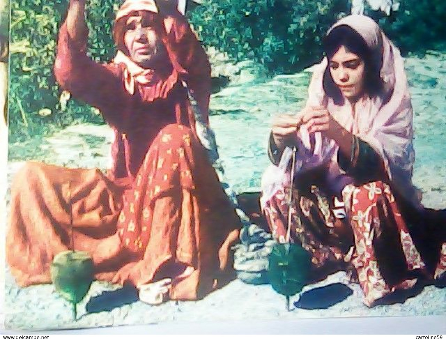 IRAN  TWO QASHQAI WOMEN ARE SPINNING STRING  N19655 JU5248 - Iran