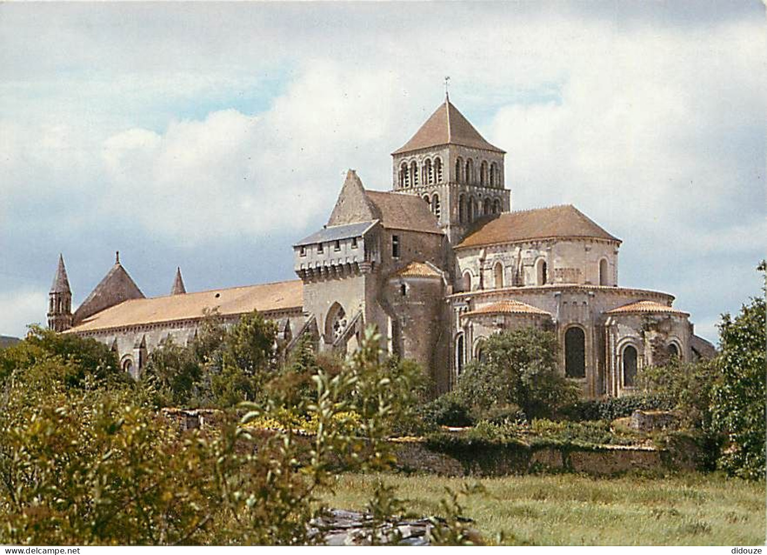 79 - Saint Jouin De Marnes - Eglise Abbatiale - Vue Générale Côté Sud - CPM - Voir Scans Recto-Verso - Saint Jouin De Marnes
