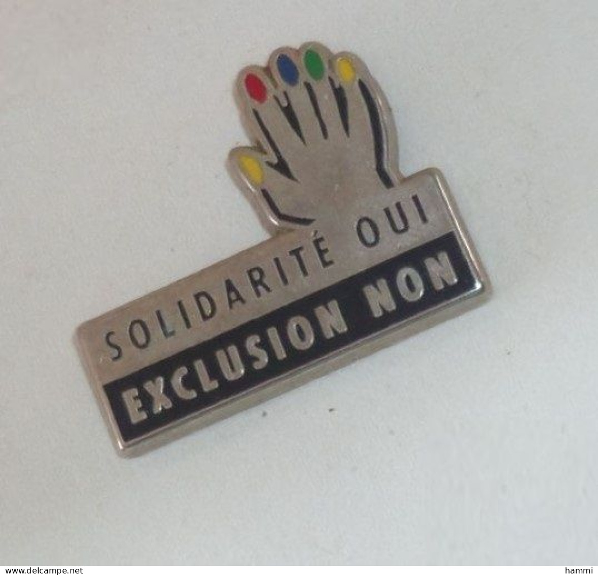 AB132 Pin's Qualité ARTHUS BERTRAND Zamac Solidarité Oui Exclusion Non MAIN Achat Immédiat - Associations