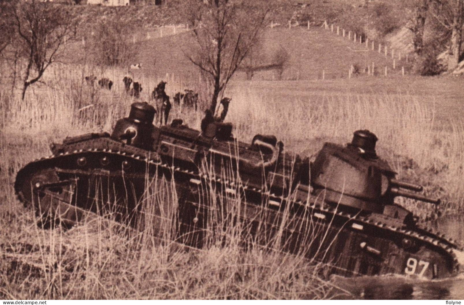 Militaria - Char De 70 Tonnes Traversant Une Rivière - Tank Blindé - Matériel