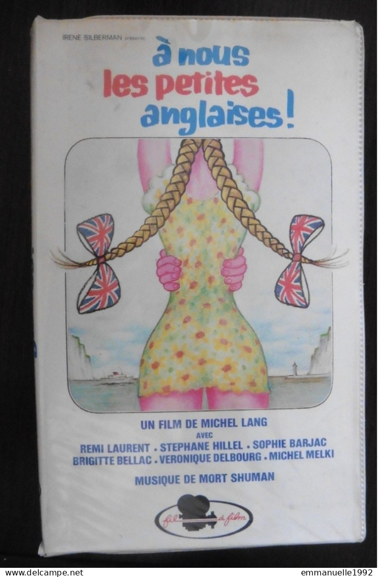 VHS A Nous Les Petites Anglaises ! 1975 De Michel Lang Sophie Barjac Véronique Delbourg Rémi Laurent - Komedie
