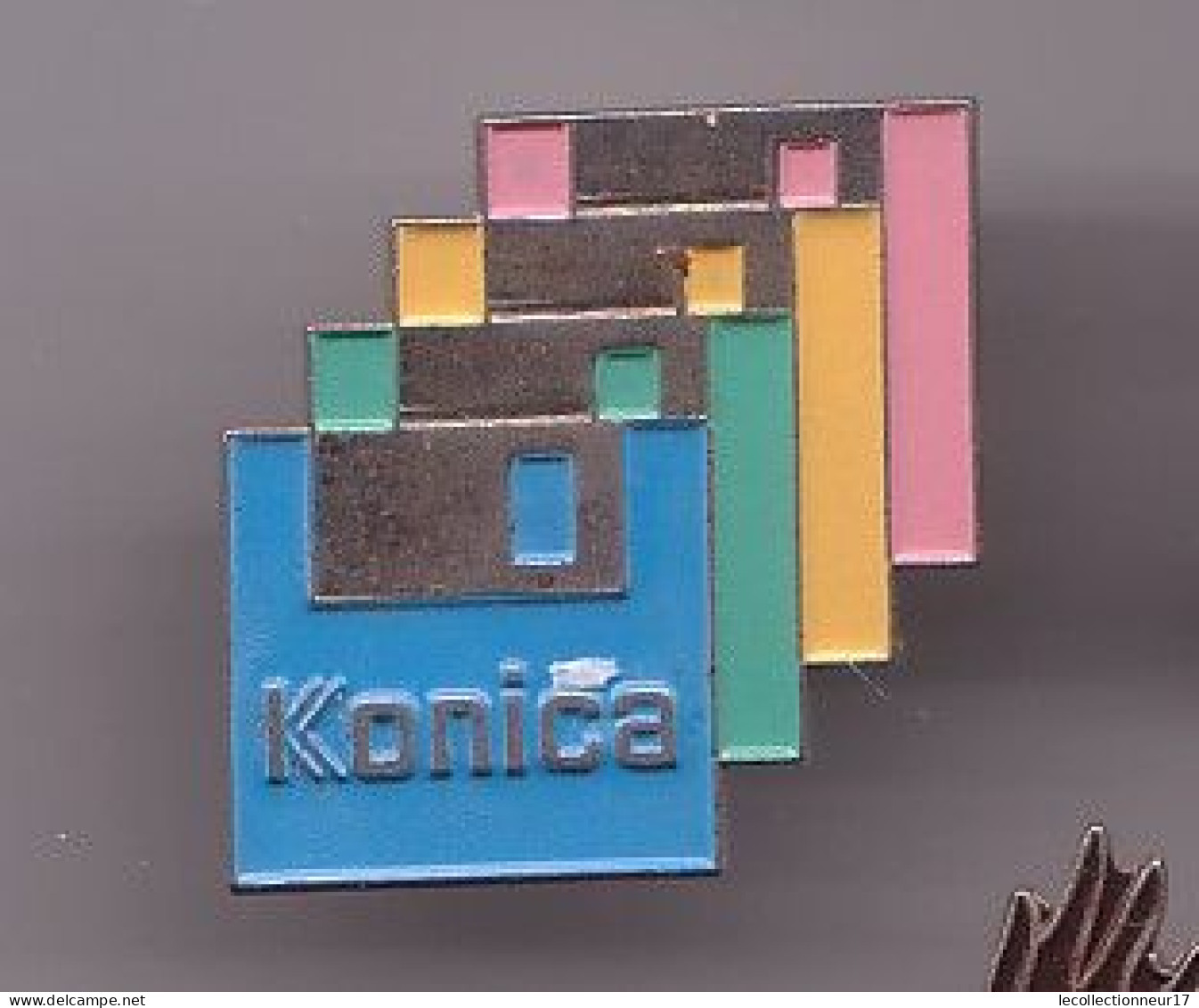 Pin's Konica Disquette D'ordinateur Réf 1105 - Informatique