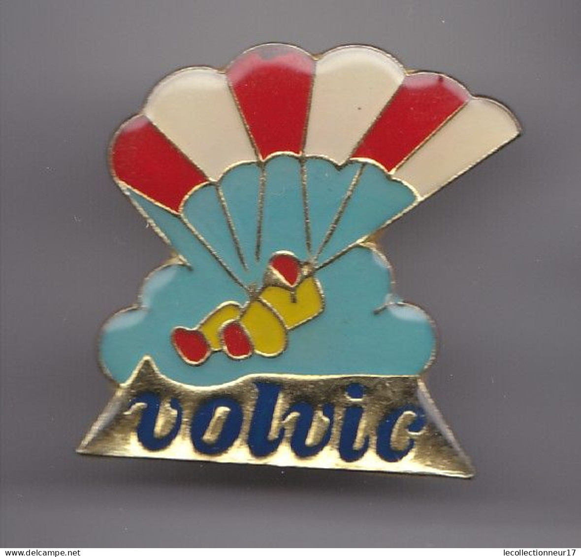 Pin's Volvic Parachutisme Réf 4157 - Paracaidismo