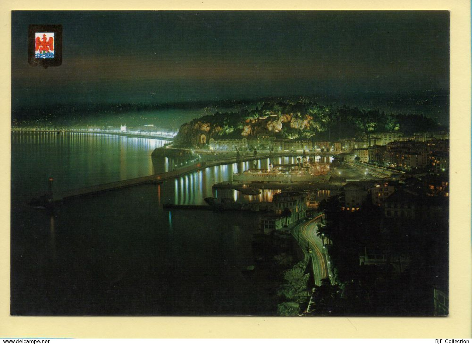 06. NICE – Vue De Nuit Sur L'entrée Du Port / Colline Du Château Et La Promenade Des Anglais / Blason - Niza La Noche