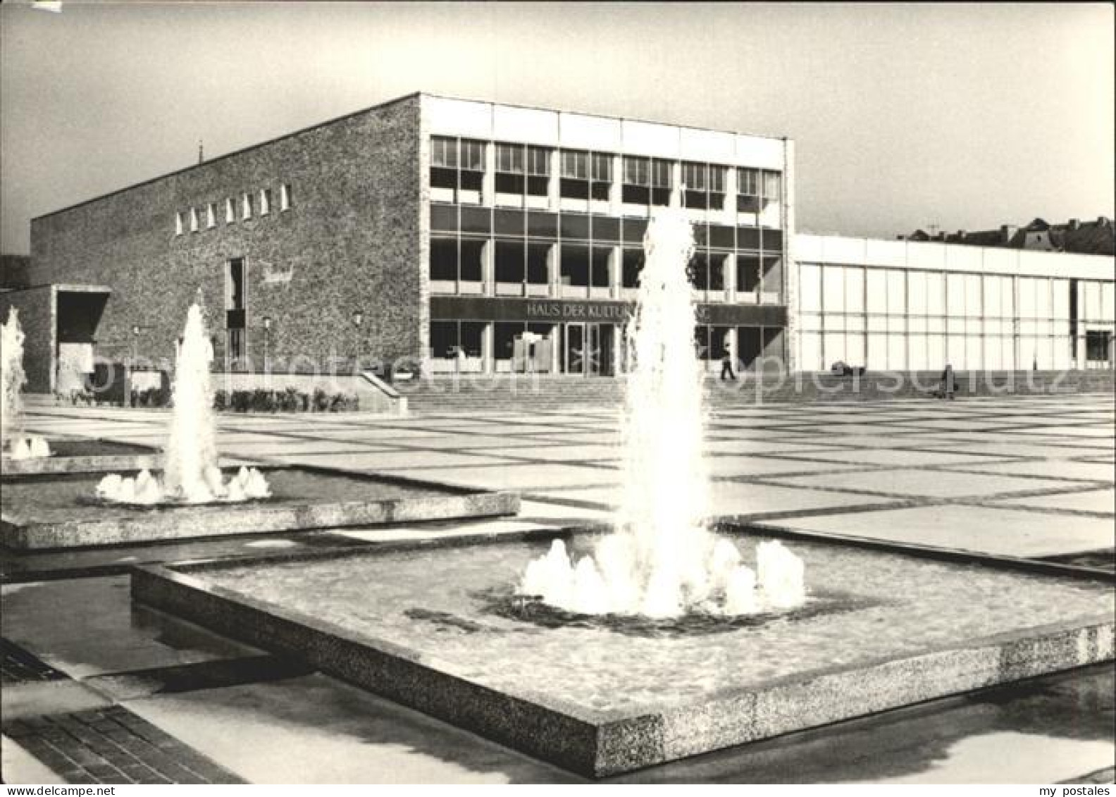 72312927 Neubrandenburg Haus Der Kultur Und Bildung Springbrunnen Neubrandenburg - Neubrandenburg